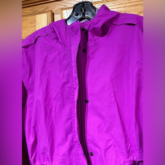 Misty Mountain Women's Waterproof Fuschia Rain Jacket Size Medium Like New - Picture 5 of 12